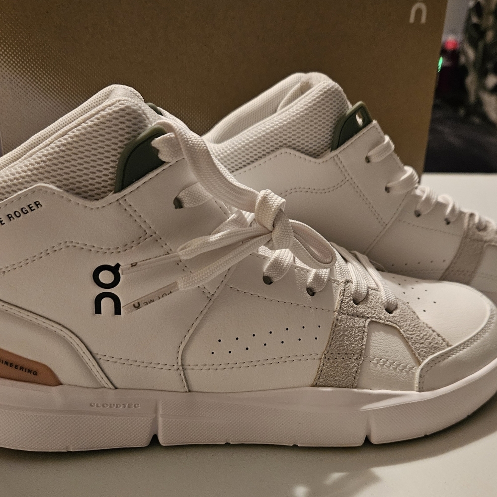On Cloud. The Roger Clubhouse. Mid.  White/rose.  Womens Size 7